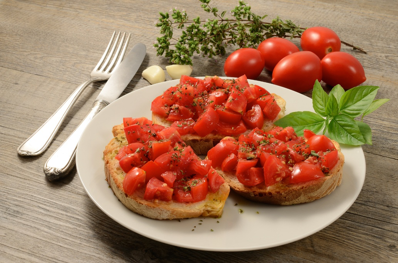 Bruschetta al pomodoro with basil